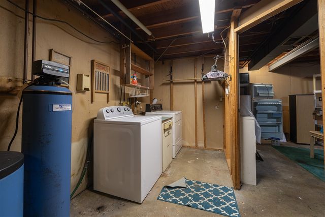 1686 Sherwood Avenue, Dorr, MI 49323