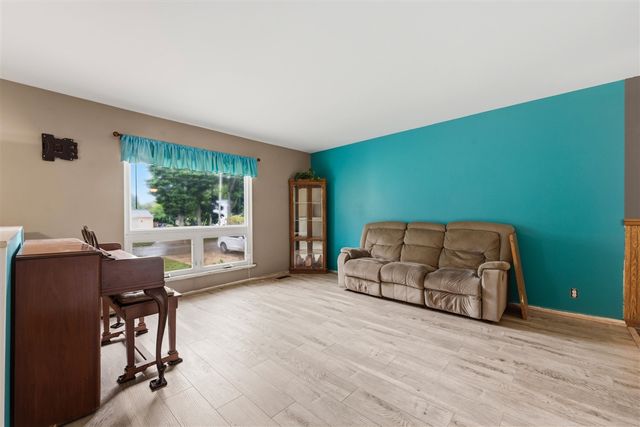 1686 Sherwood Avenue, Dorr, MI 49323