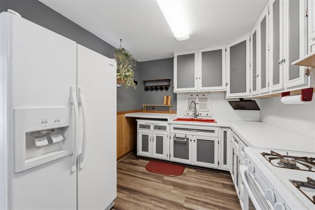1686 Sherwood Avenue, Dorr, MI 49323