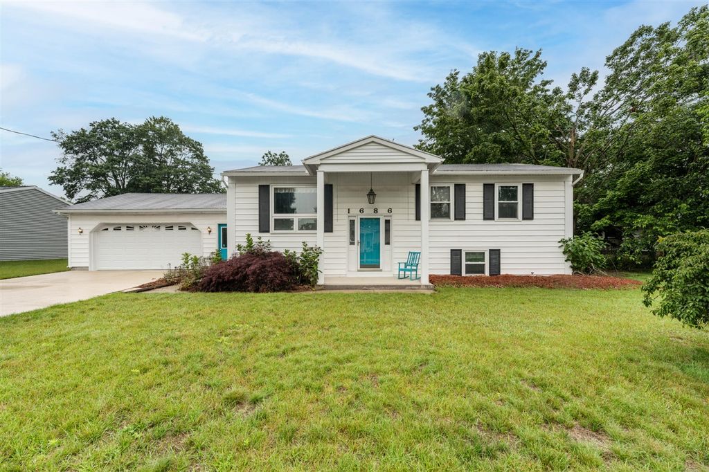 1686 Sherwood Avenue, Dorr, MI 49323