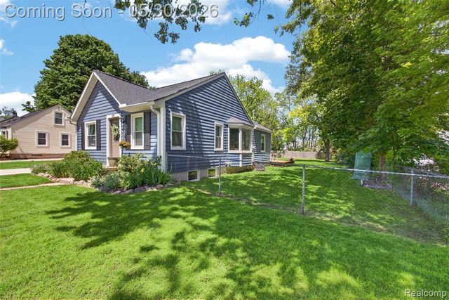 3570 Brookdale Lane, Waterford, MI 48328
