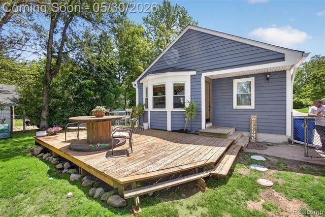3570 Brookdale Lane, Waterford, MI 48328