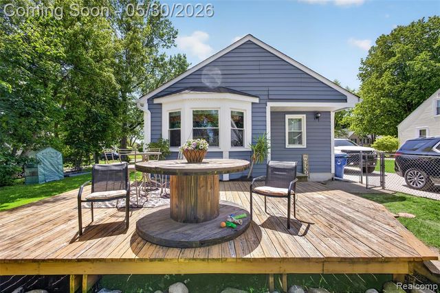 3570 Brookdale Lane, Waterford, MI 48328