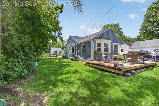 3570 Brookdale Lane, Waterford, MI 48328