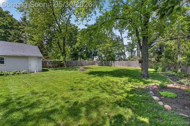 3570 Brookdale Lane, Waterford, MI 48328
