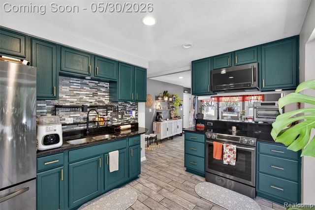 3570 Brookdale Lane, Waterford, MI 48328