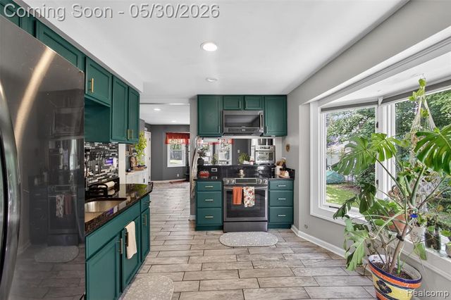 3570 Brookdale Lane, Waterford, MI 48328