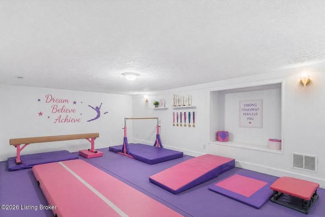 1107 Bruce Wood Ct, Louisville, KY 40245