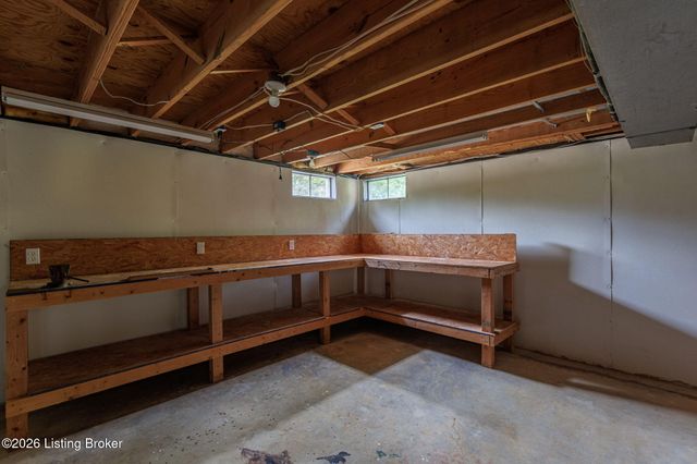 1107 Bruce Wood Ct, Louisville, KY 40245