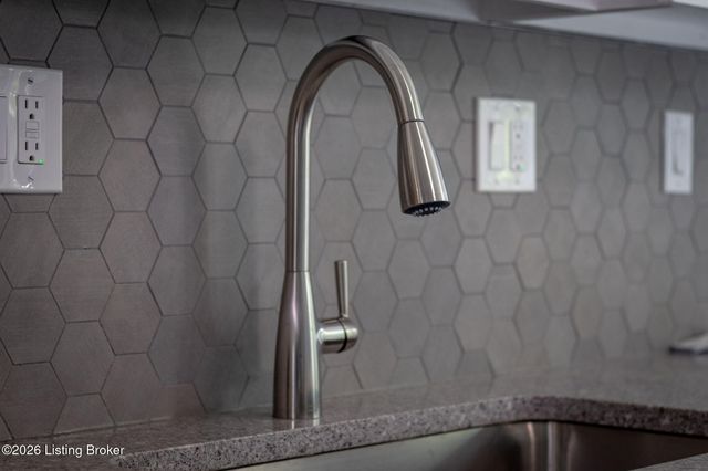 1107 Bruce Wood Ct, Louisville, KY 40245