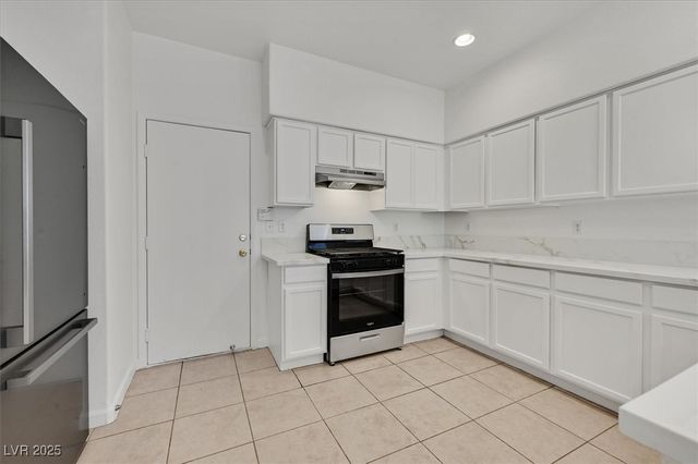 8817 Rising Creek Court, Las Vegas, NV 89148