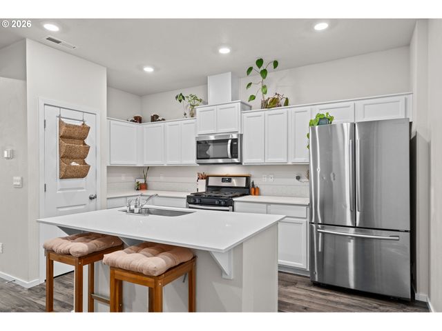 821 N 19TH Ave, Cornelius, OR 97113