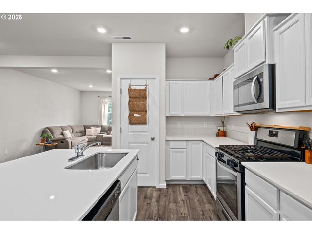 821 N 19TH Ave, Cornelius, OR 97113