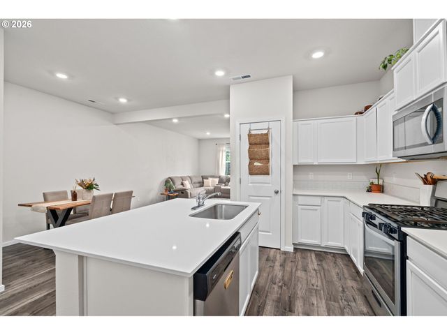 821 N 19TH Ave, Cornelius, OR 97113