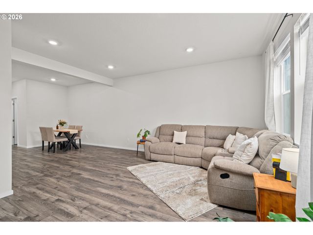 821 N 19TH Ave, Cornelius, OR 97113