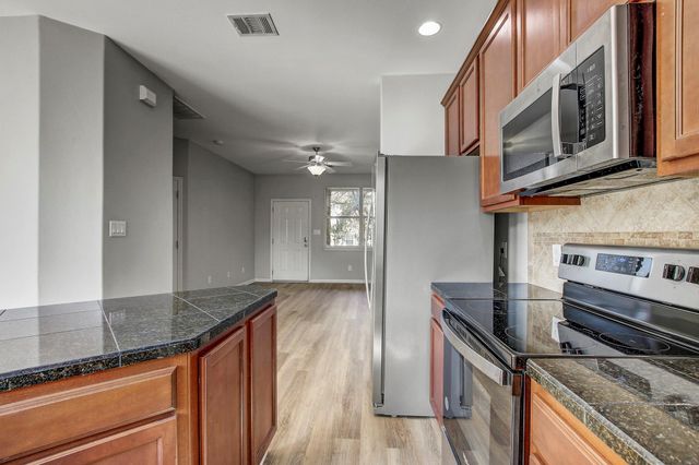 512 Eberhart LN 1207, Austin, TX 78745