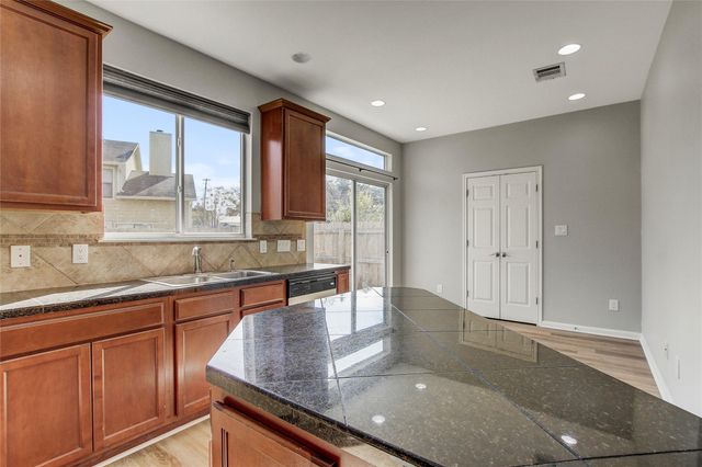 512 Eberhart LN 1207, Austin, TX 78745