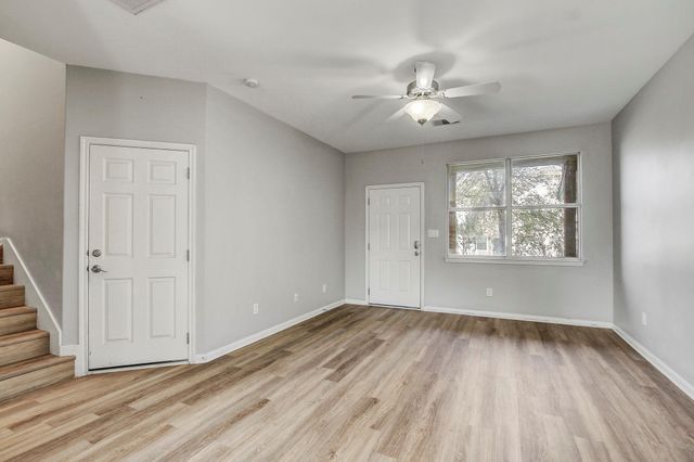 512 Eberhart LN 1207, Austin, TX 78745