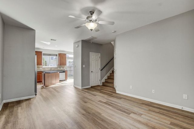 512 Eberhart LN 1207, Austin, TX 78745