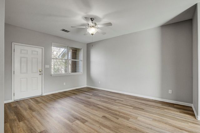 512 Eberhart LN 1207, Austin, TX 78745