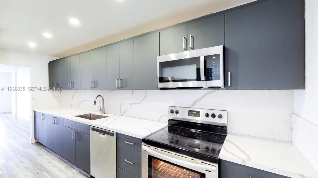 3660 NE 166th St 710, North Miami Beach, FL 33160