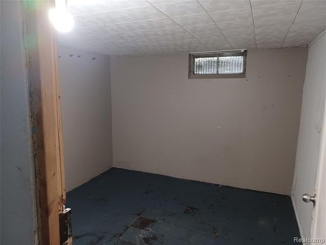 94 E Mapledale Avenue, Hazel Park, MI 48030