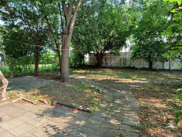 94 E Mapledale Avenue, Hazel Park, MI 48030