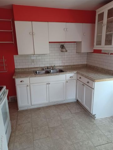 94 E Mapledale Avenue, Hazel Park, MI 48030