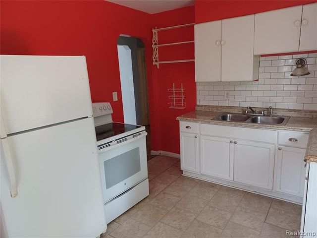 94 E Mapledale Avenue, Hazel Park, MI 48030