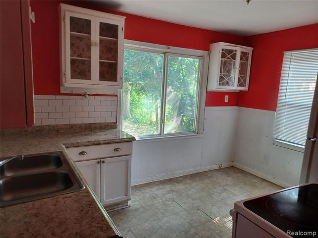 94 E Mapledale Avenue, Hazel Park, MI 48030
