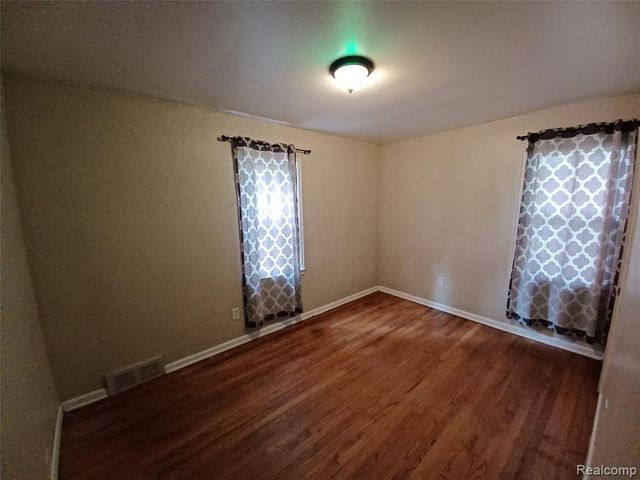 94 E Mapledale Avenue, Hazel Park, MI 48030
