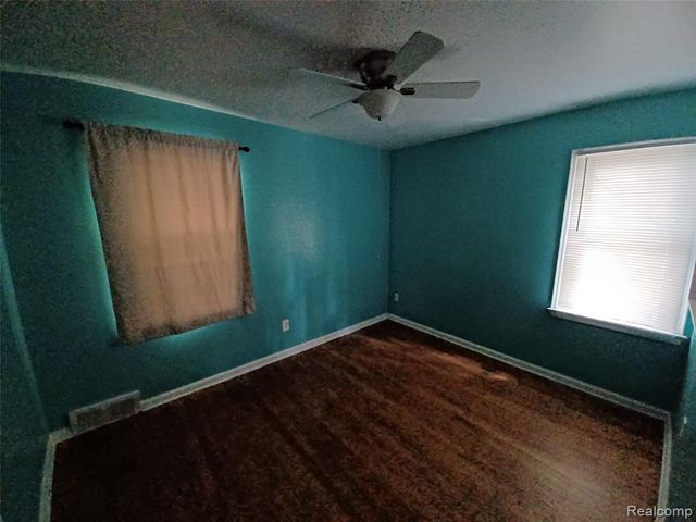 94 E Mapledale Avenue, Hazel Park, MI 48030