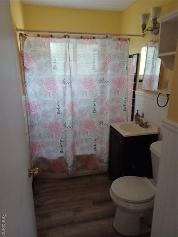 94 E Mapledale Avenue, Hazel Park, MI 48030