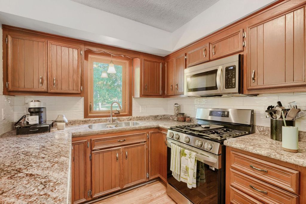 16820 Honeysuckle Lane, Eden Prairie, MN 55346 — photo 5