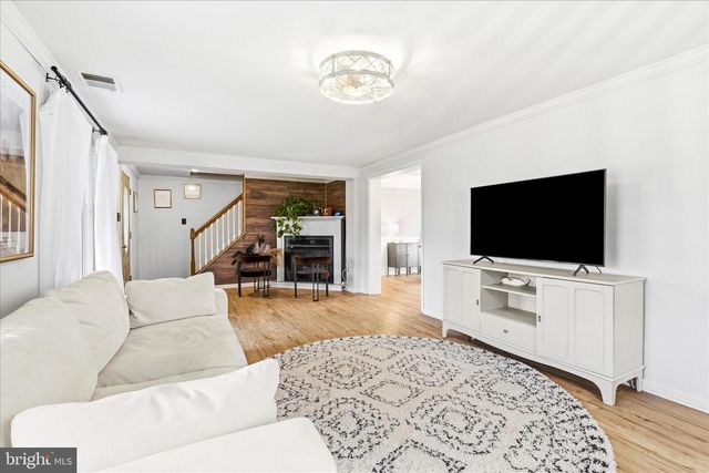 1373 LOST RD, Martinsburg, WV 25403