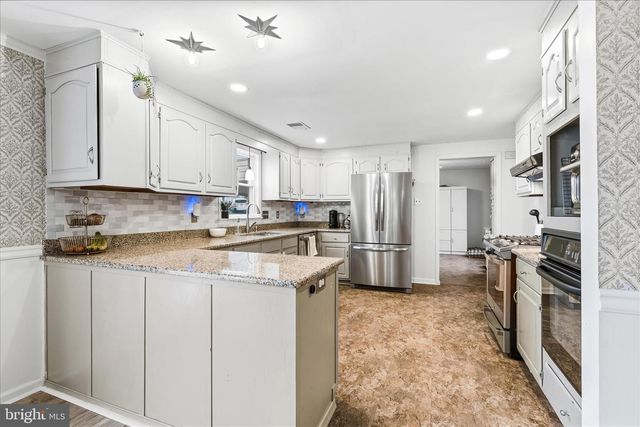 1373 LOST RD, Martinsburg, WV 25403