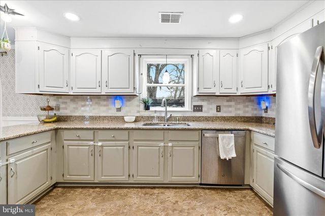 1373 LOST RD, Martinsburg, WV 25403