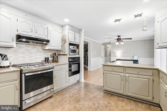 1373 LOST RD, Martinsburg, WV 25403