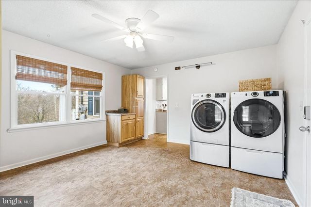 1373 LOST RD, Martinsburg, WV 25403