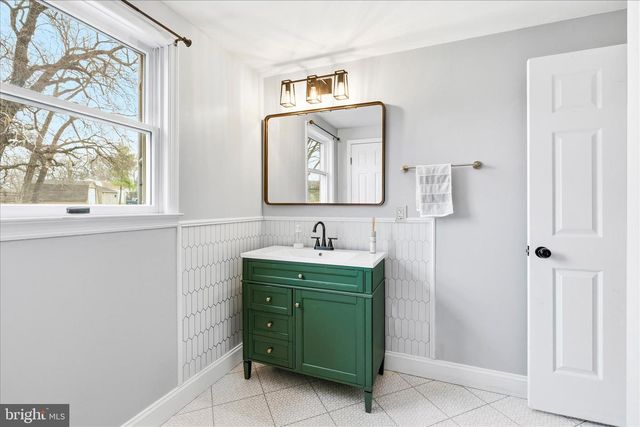 1373 LOST RD, Martinsburg, WV 25403