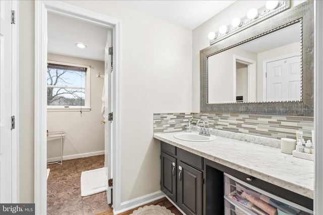 1373 LOST RD, Martinsburg, WV 25403