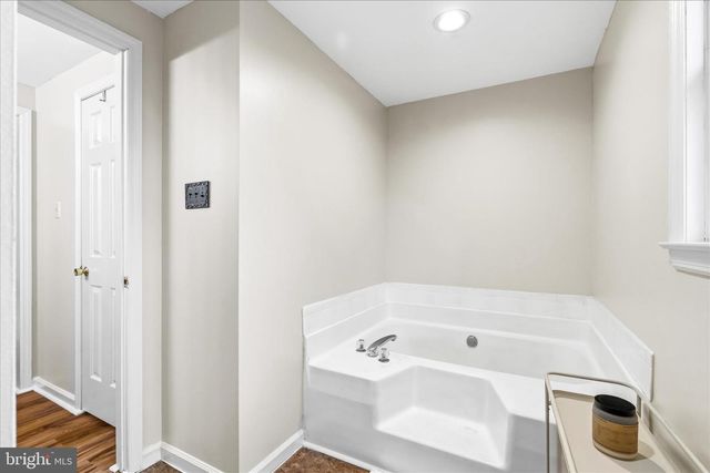 1373 LOST RD, Martinsburg, WV 25403