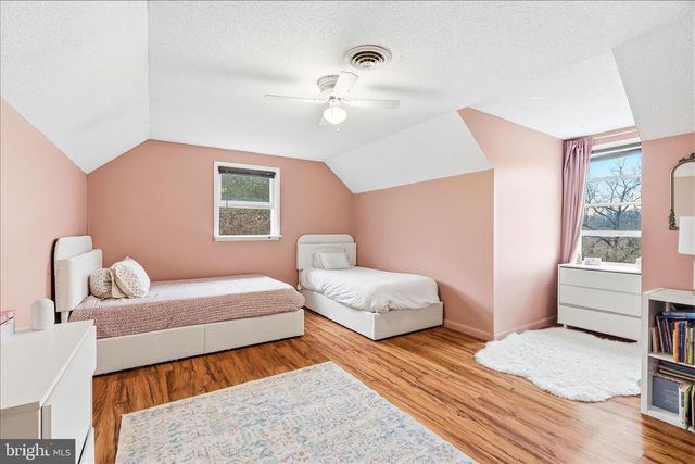 1373 LOST RD, Martinsburg, WV 25403