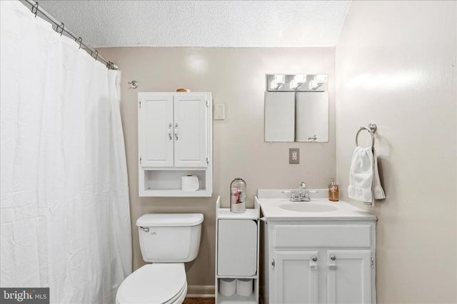 1373 LOST RD, Martinsburg, WV 25403