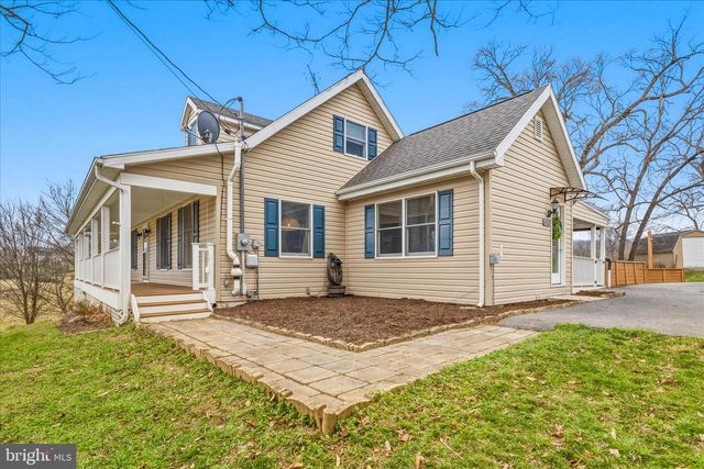 1373 LOST RD, Martinsburg, WV 25403