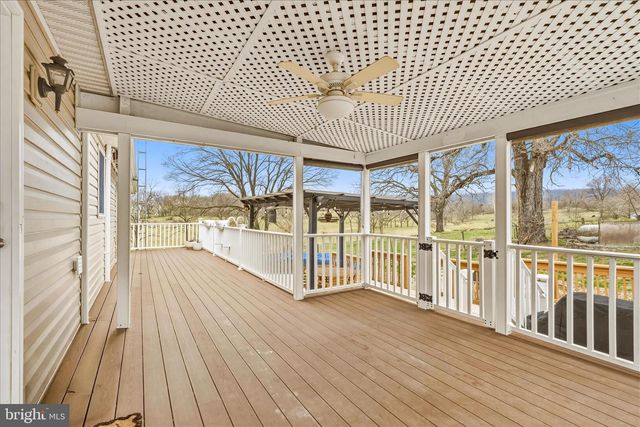 1373 LOST RD, Martinsburg, WV 25403