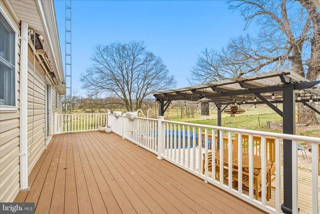 1373 LOST RD, Martinsburg, WV 25403