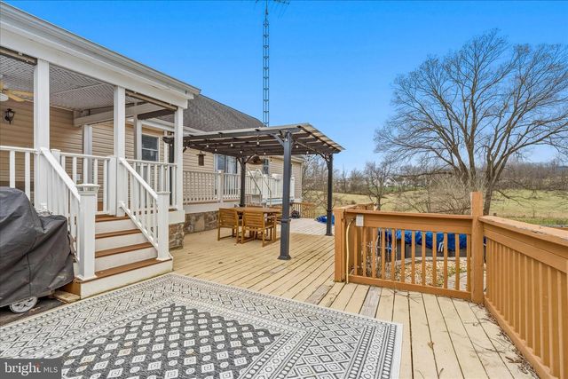 1373 LOST RD, Martinsburg, WV 25403