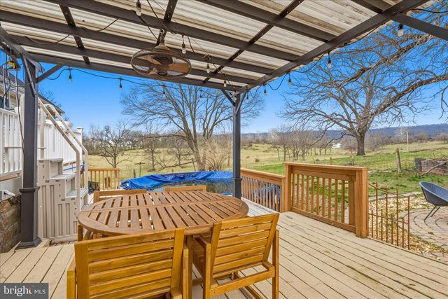 1373 LOST RD, Martinsburg, WV 25403