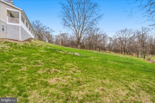 1373 LOST RD, Martinsburg, WV 25403